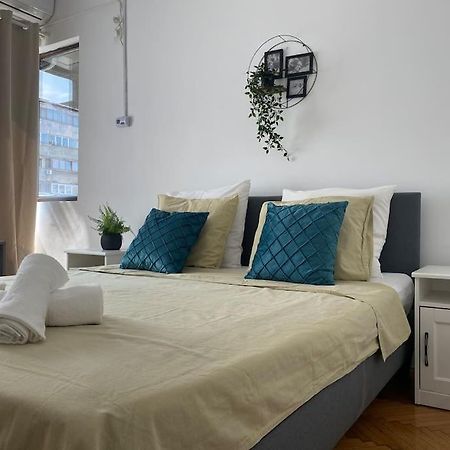 2 Bedroom Apartment With Terrace In City Center Bucarest Exterior foto