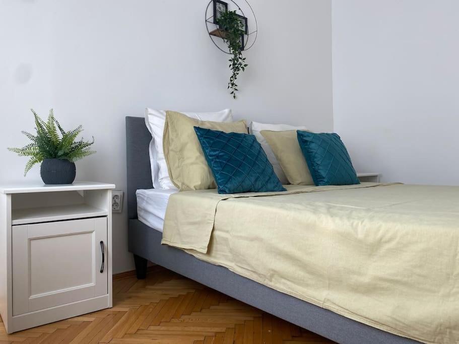 2 Bedroom Apartment With Terrace In City Center Bucarest Exterior foto