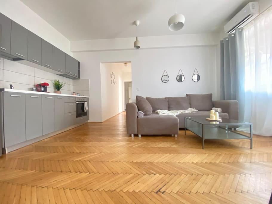 2 Bedroom Apartment With Terrace In City Center Bucarest Exterior foto
