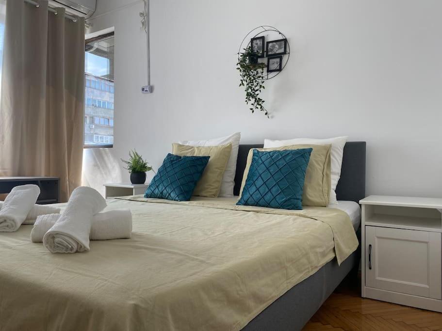 2 Bedroom Apartment With Terrace In City Center Bucarest Exterior foto